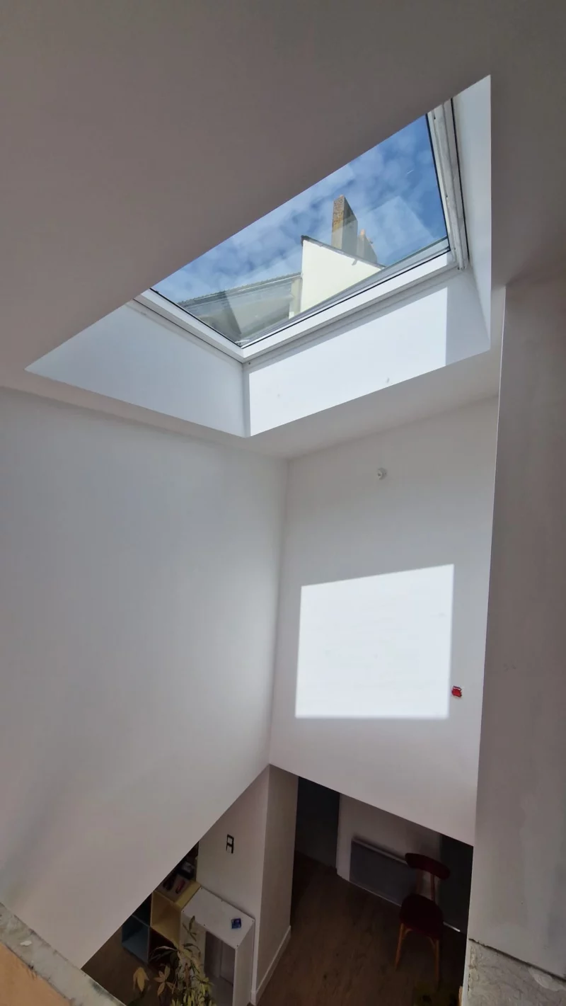 Fenêtre de toit vue depuis la trémie d'escalier des combles aménagés