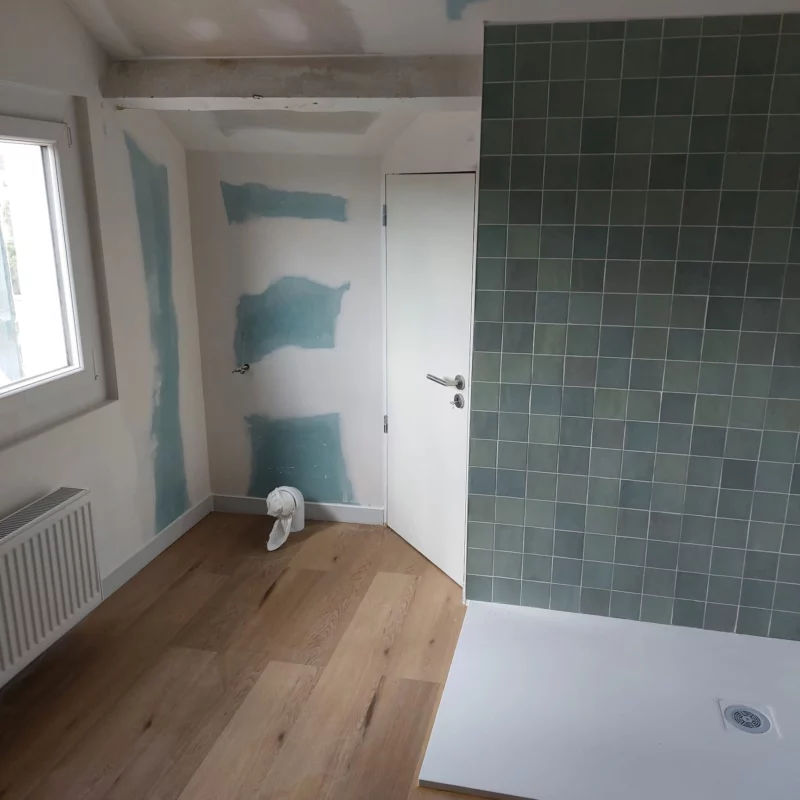 Salle d'eau sous combles en cours de finition, faïence verte et parquet